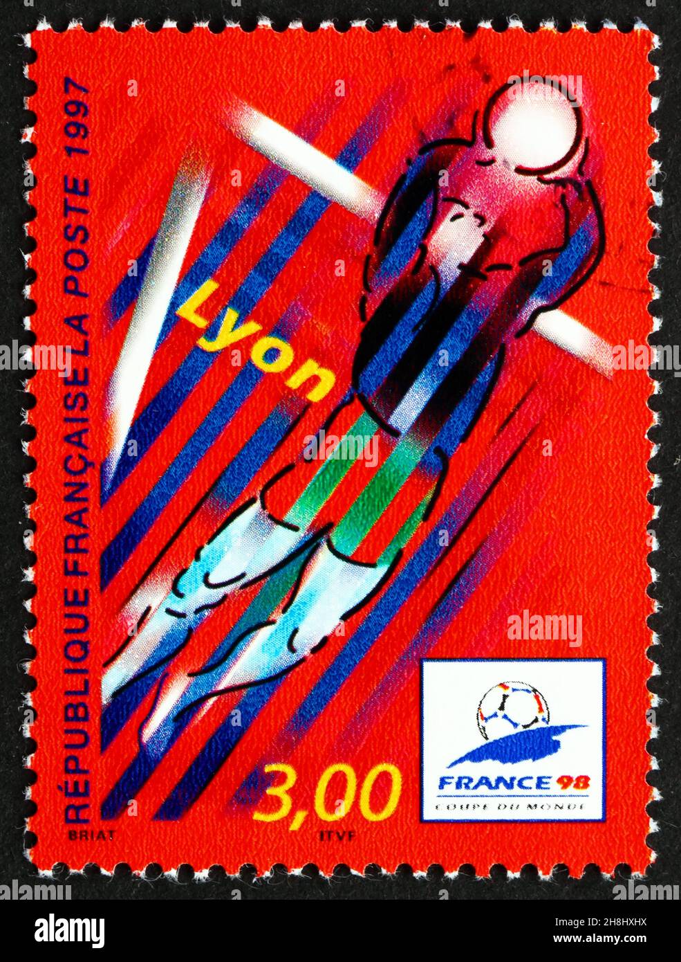 FRANKREICH - UM 1997: Eine in Frankreich gedruckte Marke zeigt Lyon, Austragungsort der Fußball-WM 1998, stilisierte Action-Szene, um 1997 Stockfoto