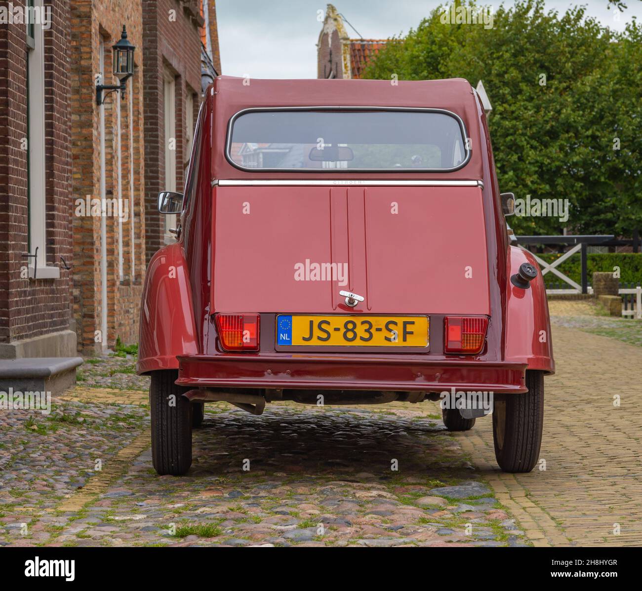 HINDELOOPEN, NIEDERLANDE - 28. Aug 2021: Der Wagen 2CV der Familie, der in den Jahren 1948-1990 gebaut wurde, war ein preisgünstiges Frontfahrwerk Stockfoto