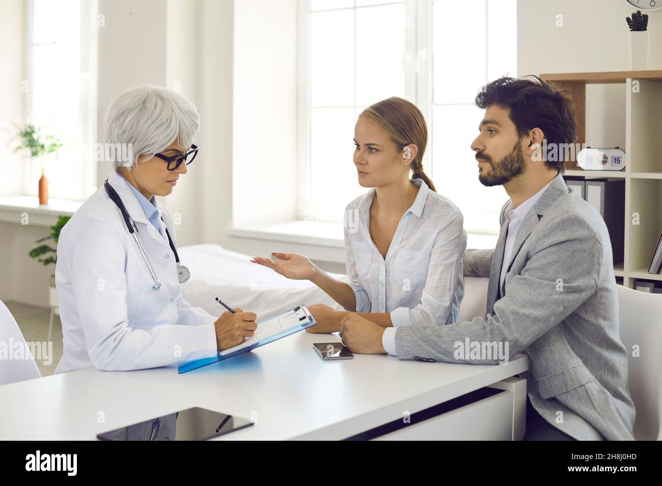 Junges Paar haben Treffen mit Arzt in der Klinik Stockfoto
