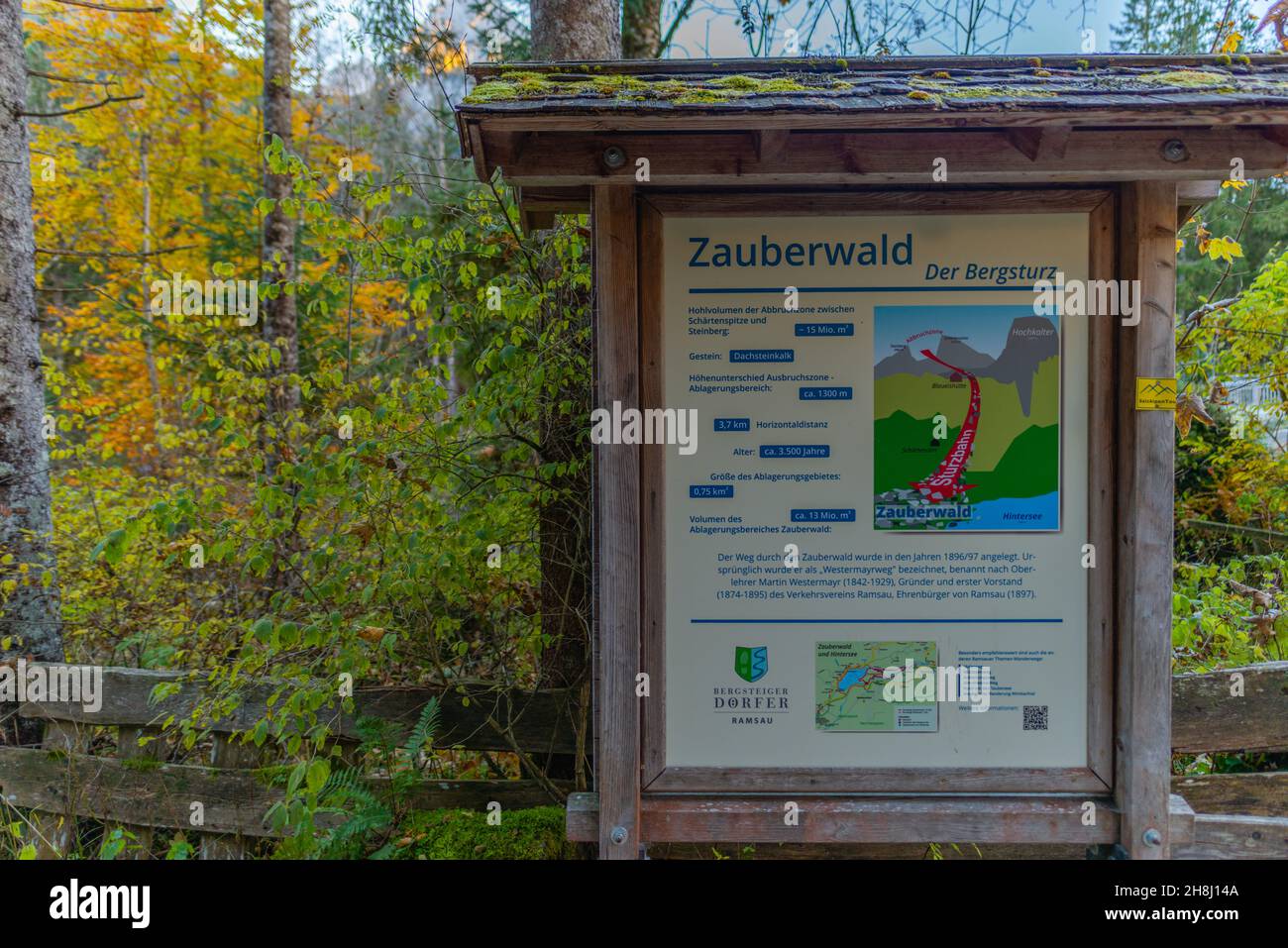 Informationstafel Zauberwald mit der Ramsauer Ache bei Hintersee in Herbstfarben, Ramsau, Oberbayern, Süddeutschland Stockfoto
