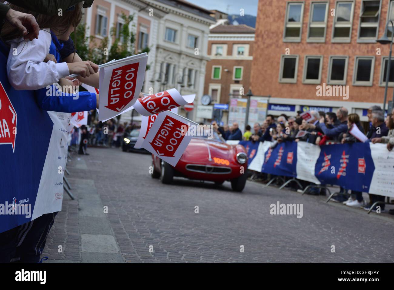 Italienisches Langstreckenrennen mit historischen Autos. Das Rennen geht von Brescia nach Rom und zurück. Stockfoto