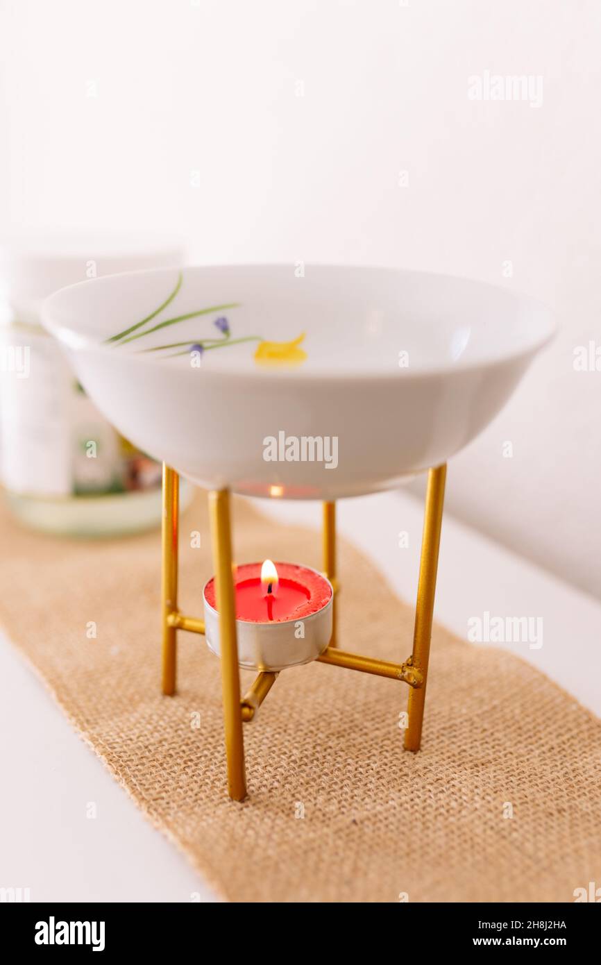 Schale mit ätherischen Ölen für eine Aromatherapie-Massage Stockfoto