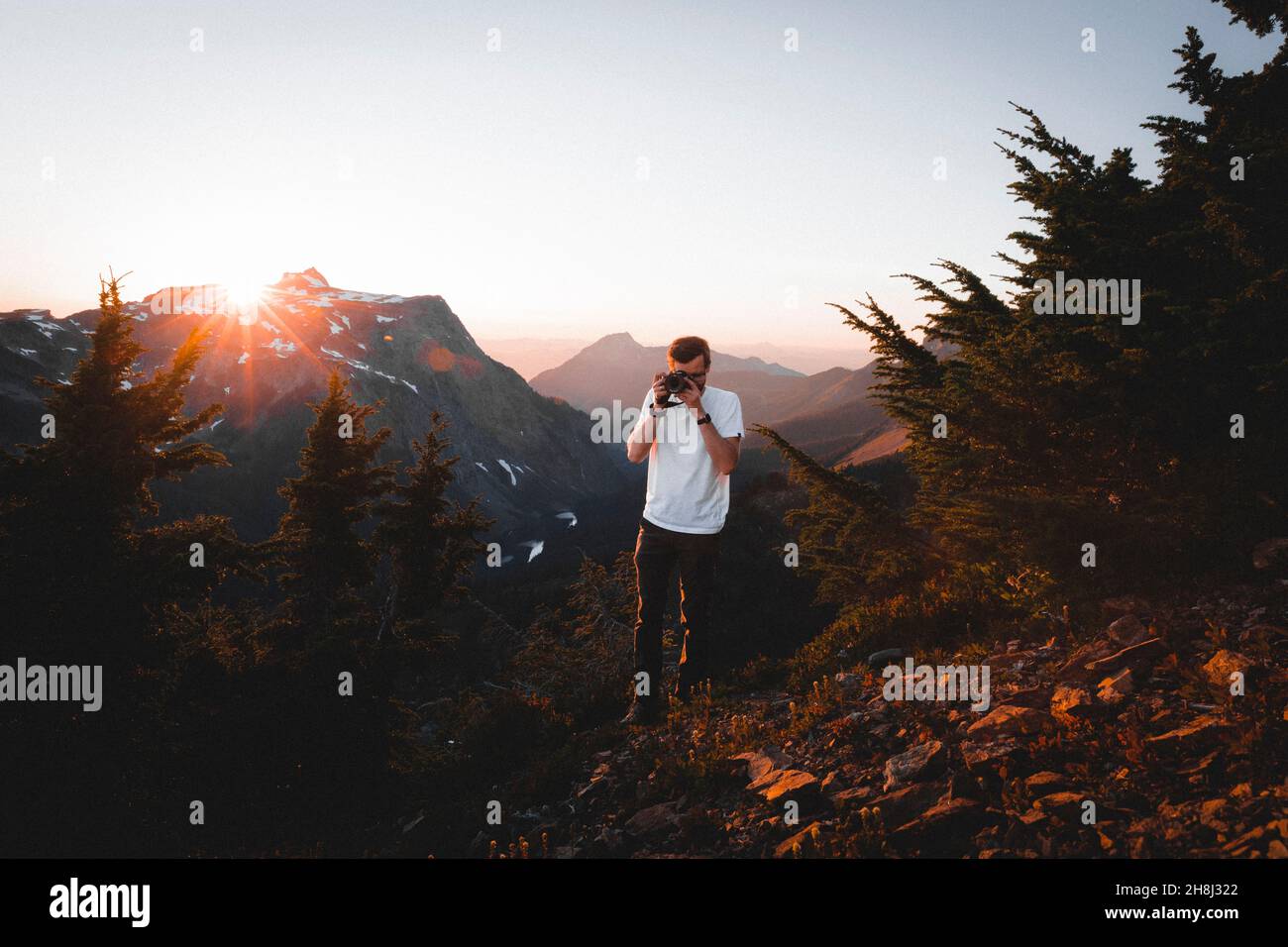Ein Mann mit Kamera fotografiert die Berge in den North Cascades Stockfoto