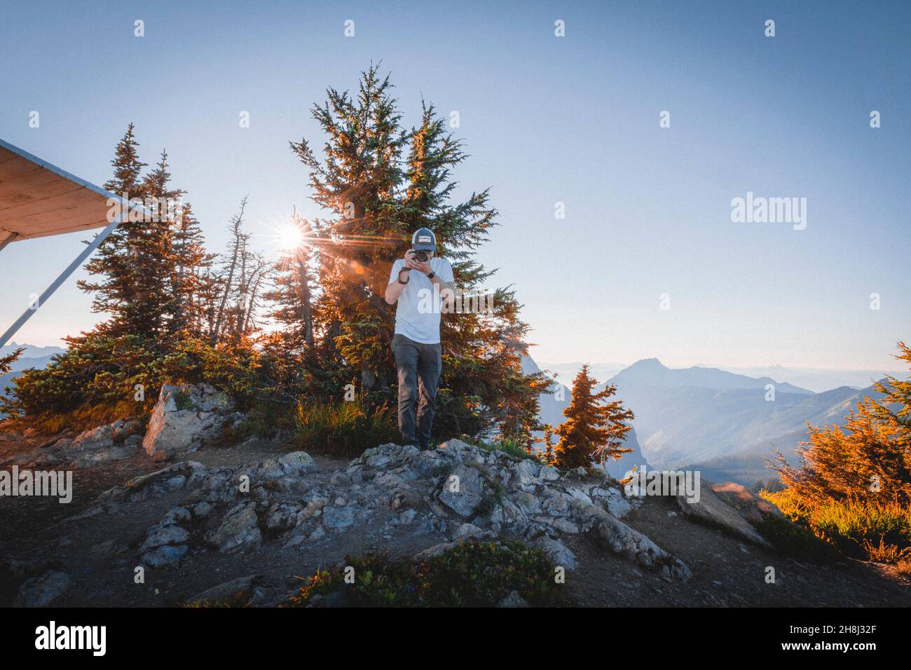 Ein Mann mit Kamera fotografiert die Berge in den North Cascades Stockfoto
