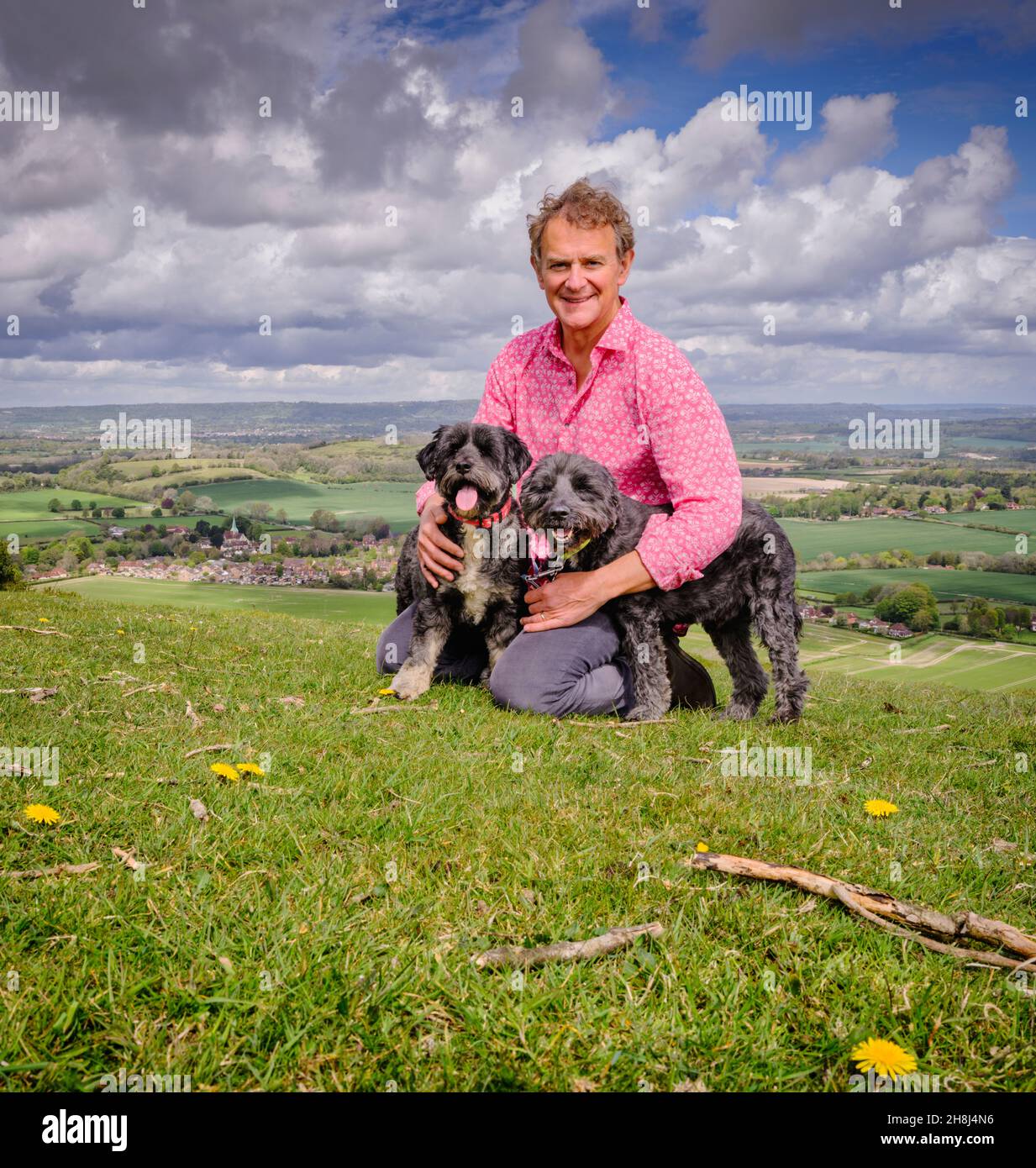 Der Schauspieler Hugh Bonneville läuft mit seinen Hunden auf den South Downs in der Nähe von Chichester, West Sussex, Großbritannien. Nur Zur Verwendung Bei Editioral. Stockfoto