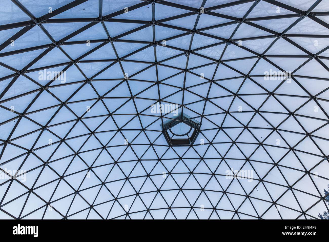 Das Dach aus moderner Stahl- und Glaskonstruktion Stockfoto