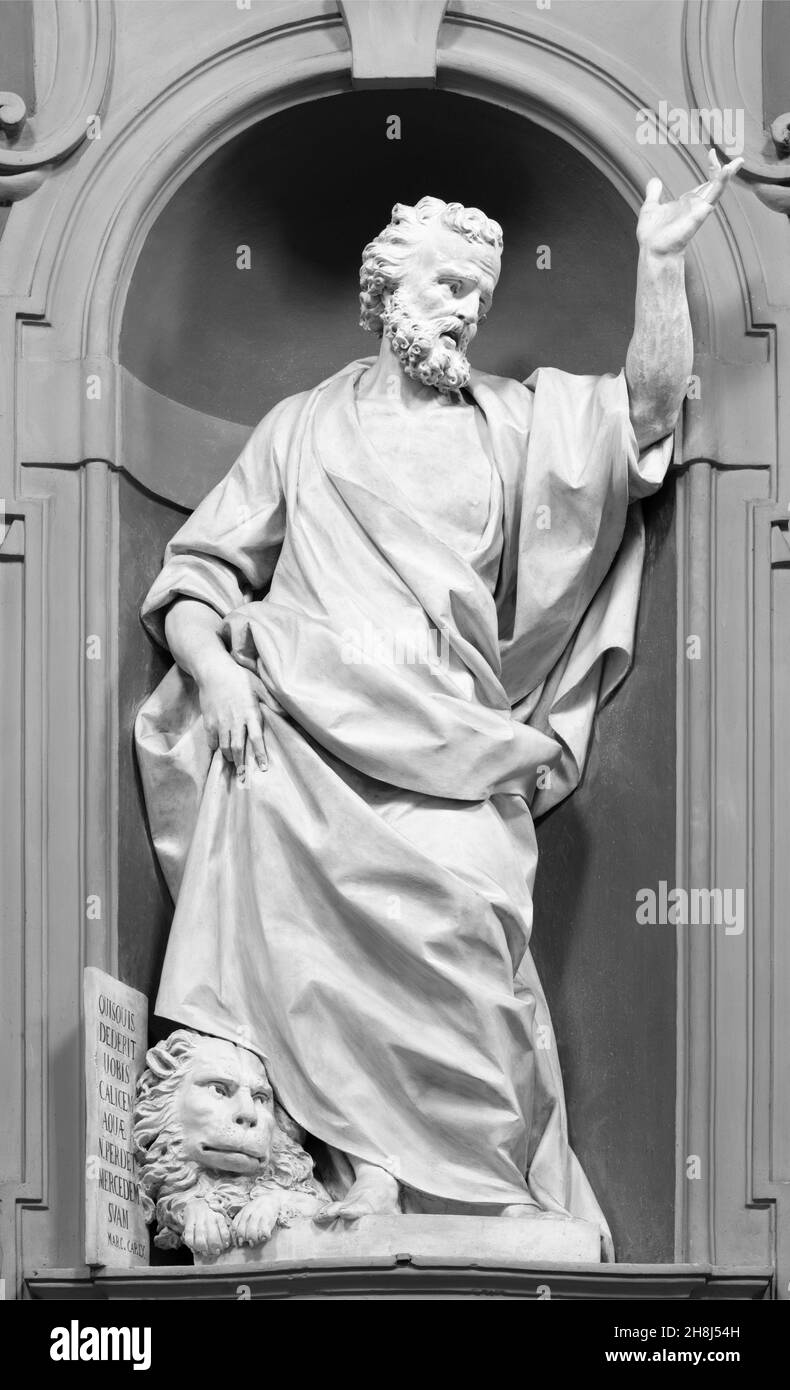 Forlí, ITALIEN - 11. NOVEMBER 2021: Die Statue des heiligen Markus Evangelisten in der Kirche Chiesa di Santa Lucia von Antonio Trentanove (1840 - 1812). Stockfoto