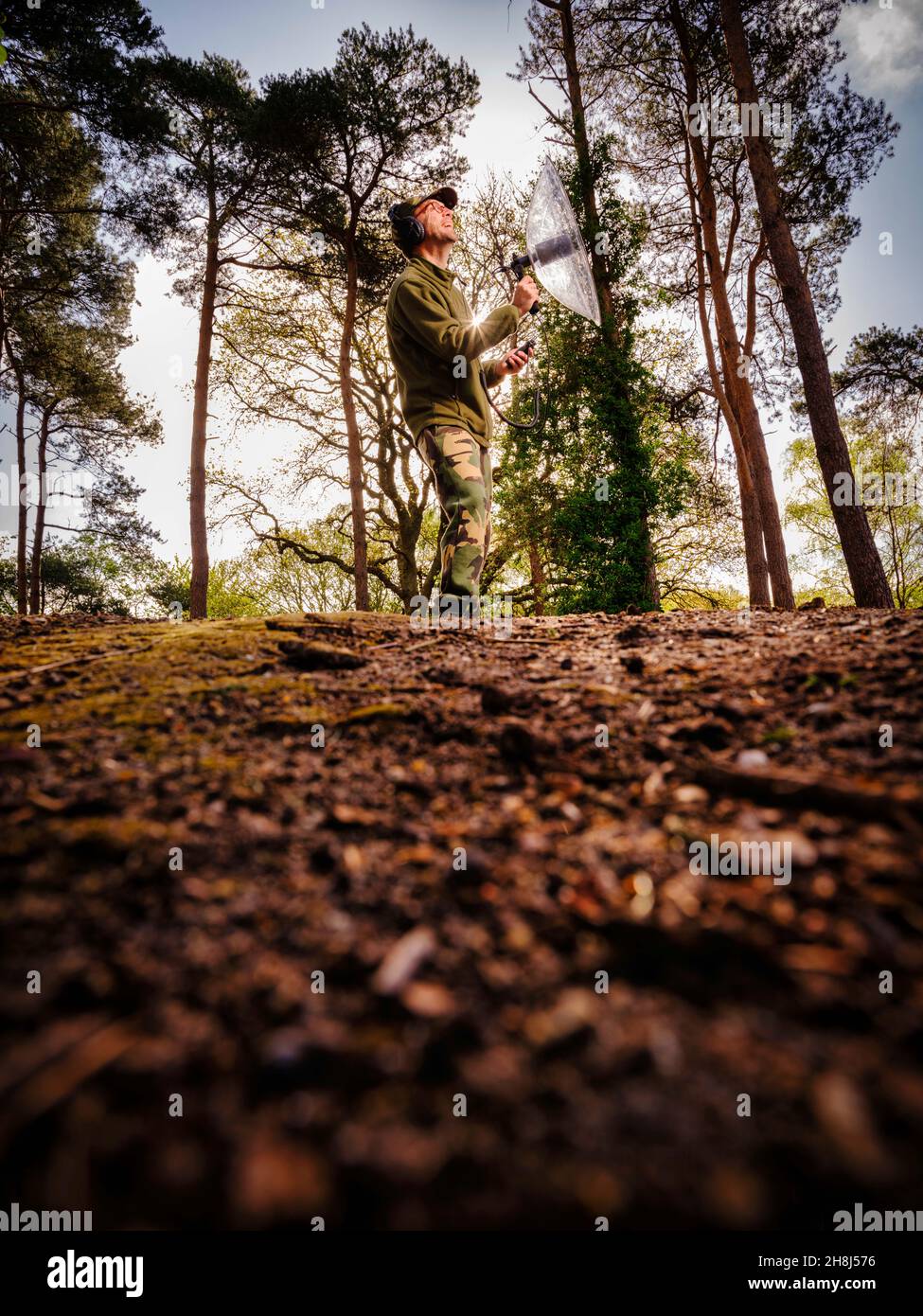 Adrian Thomas von der RSPB mit seiner Vogelgesang-Aufnahmemasatur in Pulborough Brooks, West Sussex. Nur Für Redaktionelle Zwecke. Stockfoto