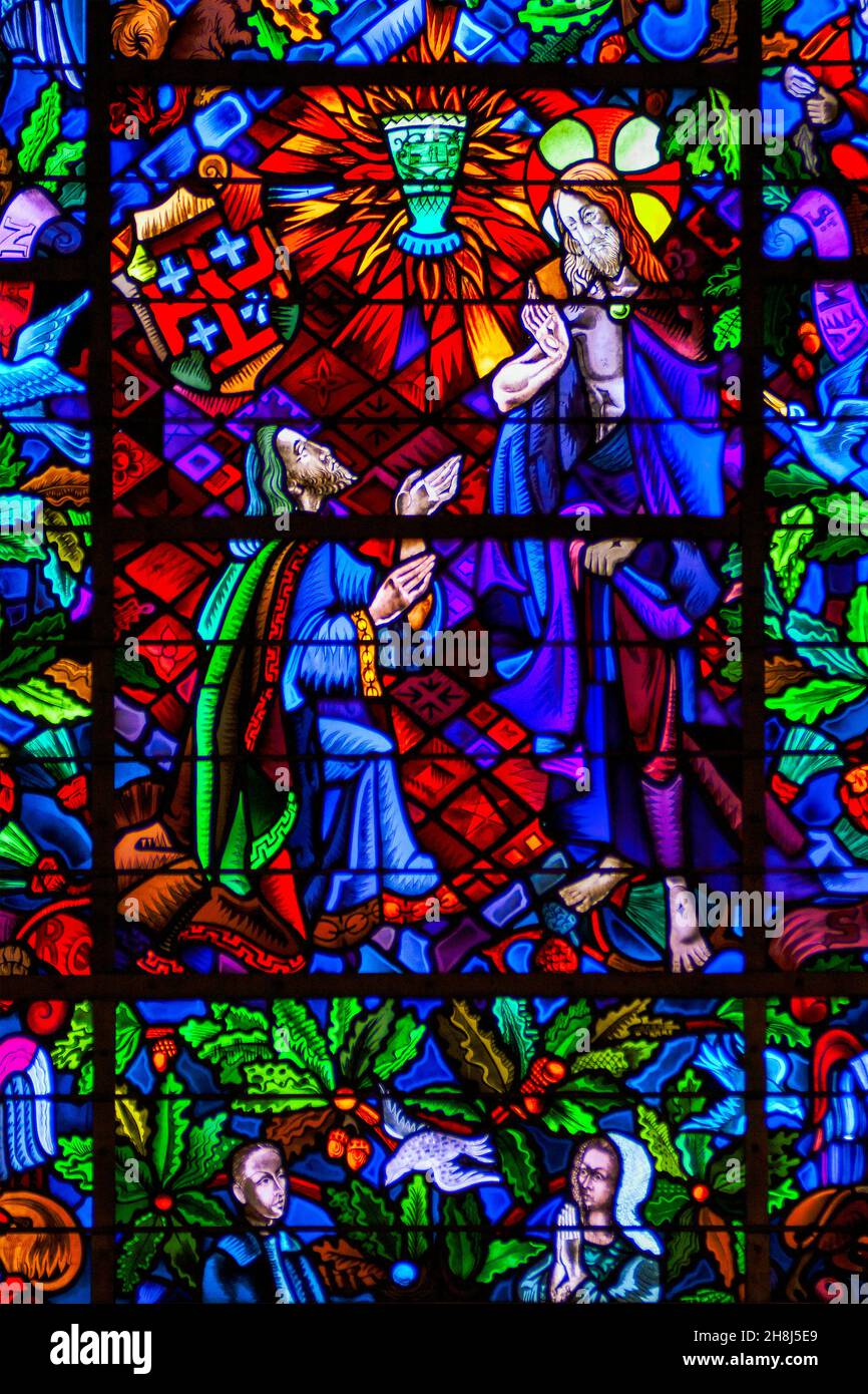 Glasmalerei, die Joseph von Arimathäa mit einer Vision des Heiligen Grals in der Gralskirche, Tréhorenteuc, Frankreich, darstellt Stockfoto