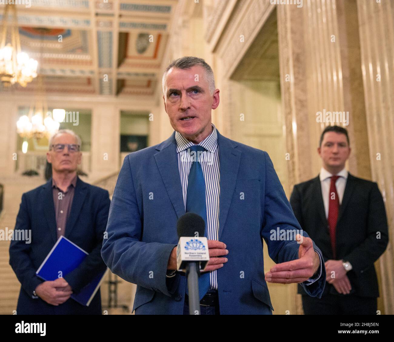 Sinn Fein Nationalvorsitzender Declan Kearney MLA (Mitte) mit den Parteikollegen Gerry Kelly MLA (links) und John Finucane MLA (rechts) reagieren nach einem Treffen mit dem nordirischen Außenminister Brandon Lewis auf das Vermächtnis der Probleme während einer Pressekonferenz in der Great Hall of Parliament Buildings in Stormont. Stockfoto