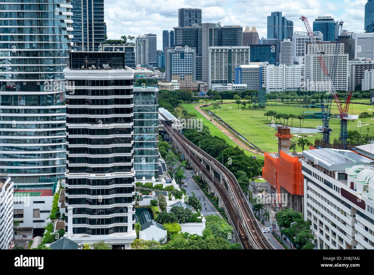 Bangkok Aerial Skyline und Skytrain Ansicht von Thailand. Geschäftszentrum und Finanzzentrum mit intelligentem grünen Park in der Stadt um die Mittagszeit Stockfoto