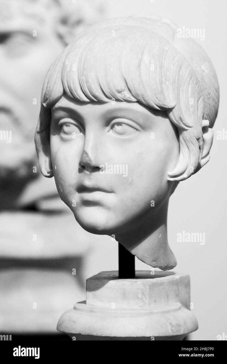 Schwarz-Weiß-Foto des Kopfes der antiken römischen Marmorskulptur, die einen kleinen Jungen darstellt Stockfoto
