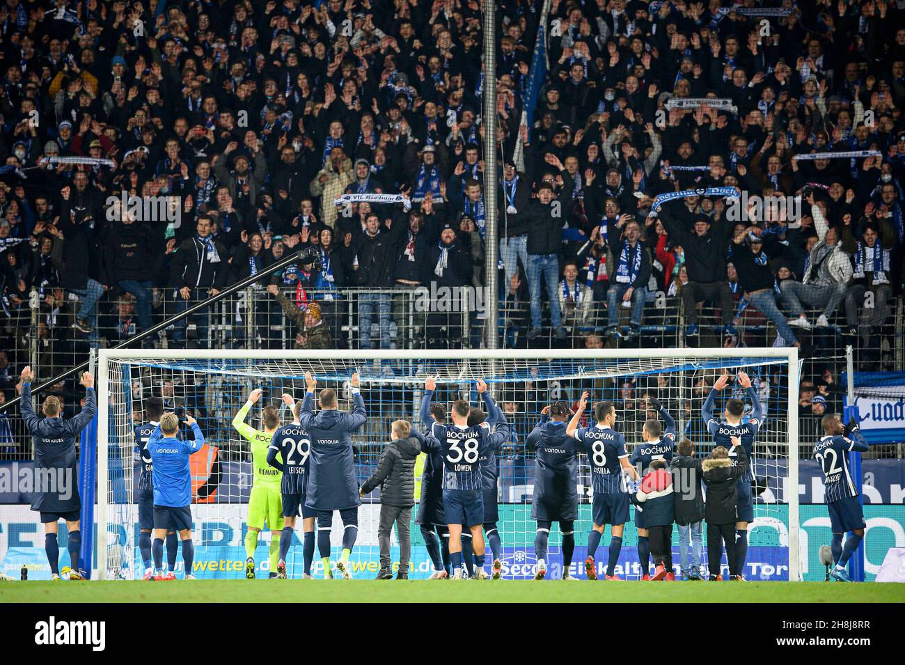 Letzte Jubel BO, feiern die Spieler vor der Fan-Kurve, Fußball 1.  Bundesliga, Spieltag 13th, VfL Bochum (BO) - SC Freiburg (FR) 2: 1, am 27.  November 2021 in Bochum/Deutschland. #die DFL-Vorschriften verbieten