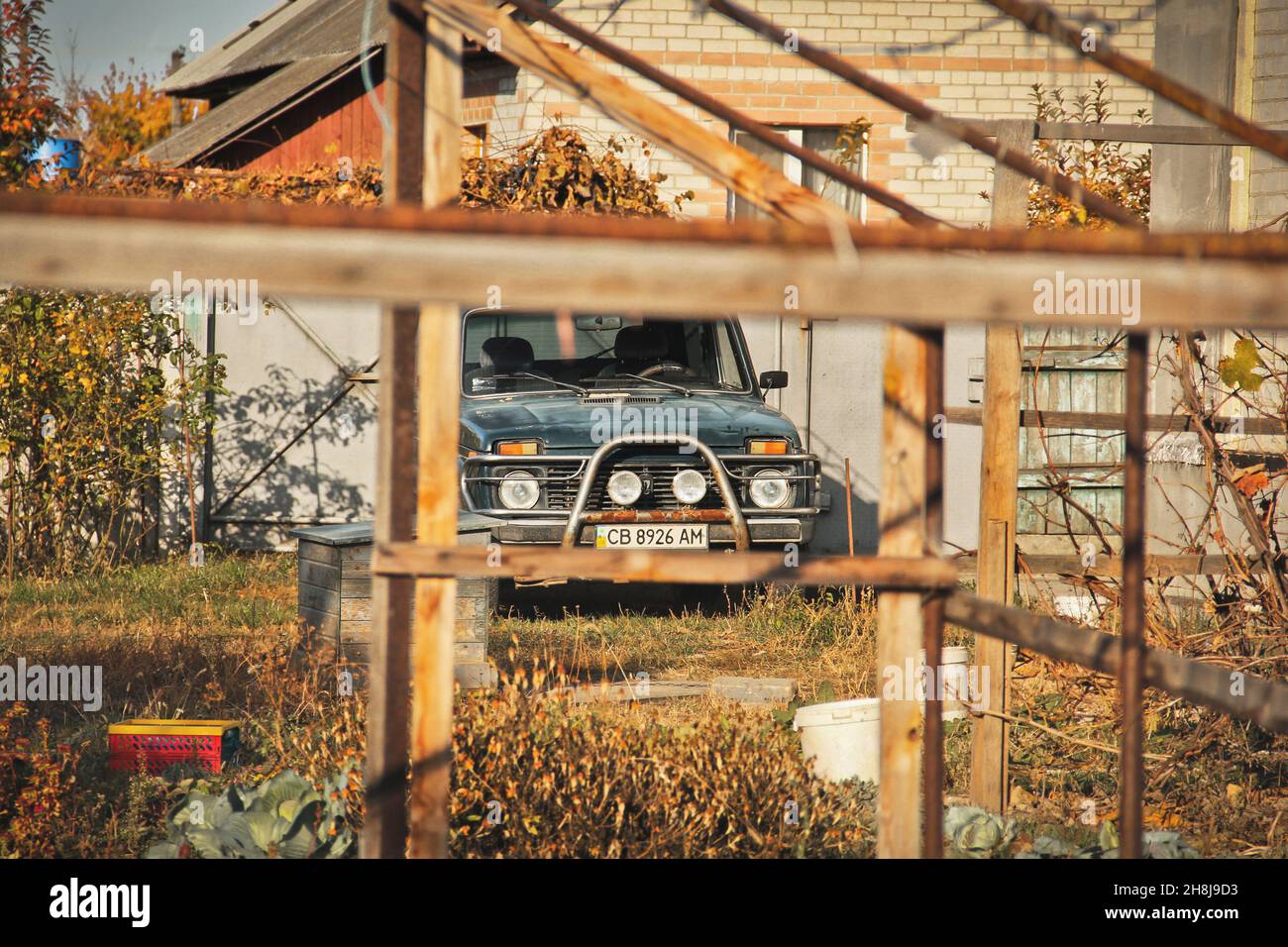 Tschernihiv, Ukraine - 15. Oktober 2019: SUV Lada Niva 4x4 im Hof Stockfoto