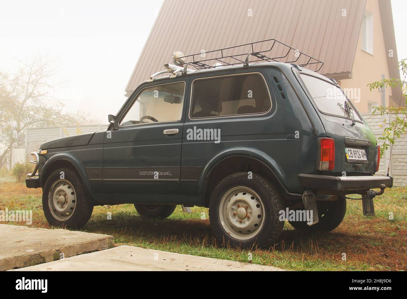 Tschernihiv, Ukraine - 22. Oktober 2019: Grüner SUV Lada Niva im Hof Stockfoto