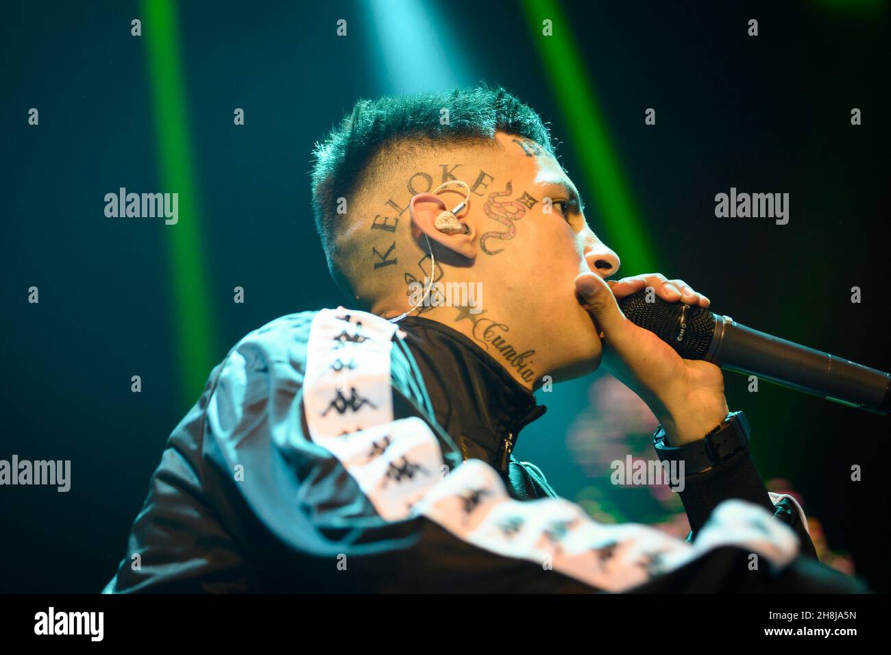 Buenos Aires, Argentinien. 29th. November 2021. Elian Ángel Valenzuela, allgemein bekannt als L-Gante, tritt während eines Musikkonzerts im Luna Park Stadium in Buenos Aires auf der Bühne auf. (Foto: Manuel Cortina/SOPA Images/Sipa USA) Quelle: SIPA USA/Alamy Live News Stockfoto