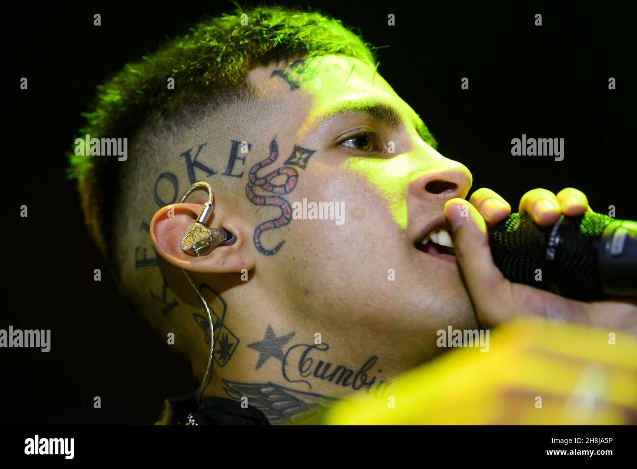 Buenos Aires, Argentinien. 29th. November 2021. Elian Ángel Valenzuela, allgemein bekannt als L-Gante, tritt während eines Musikkonzerts im Luna Park Stadium in Buenos Aires auf der Bühne auf. (Foto: Manuel Cortina/SOPA Images/Sipa USA) Quelle: SIPA USA/Alamy Live News Stockfoto