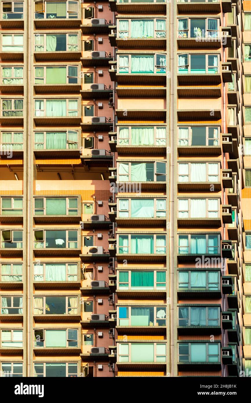 Skyline von hohen Wohnhochhäusern mit Apartments im Zentrum von Hongkong. Stockfoto