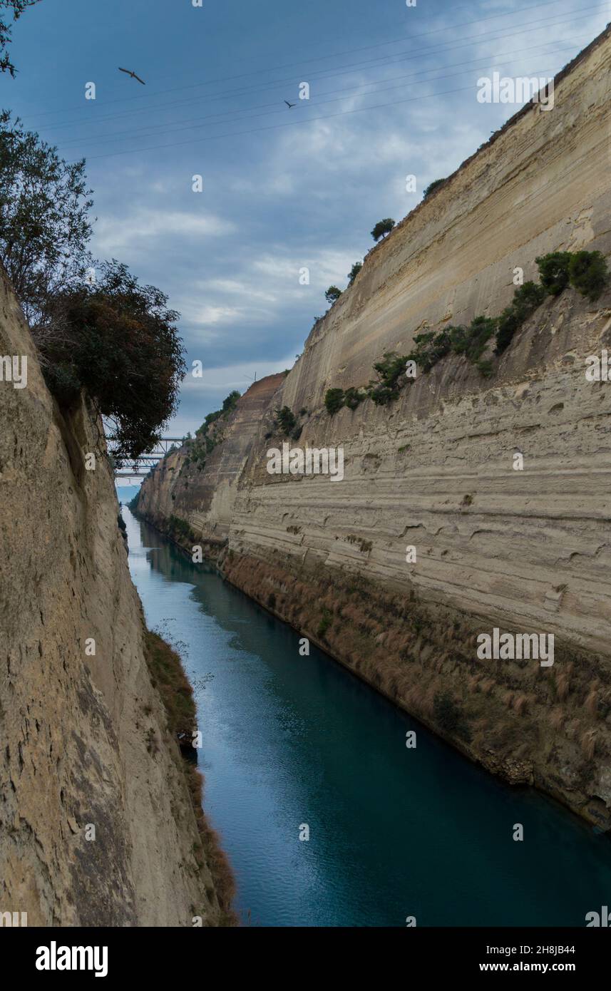 Der Isthmus von Korinth ist die schmale Landbrücke, die die Halbinsel Peloponnes mit dem Rest des griechischen Festlandes in der Nähe des Korinths verbindet. Stockfoto