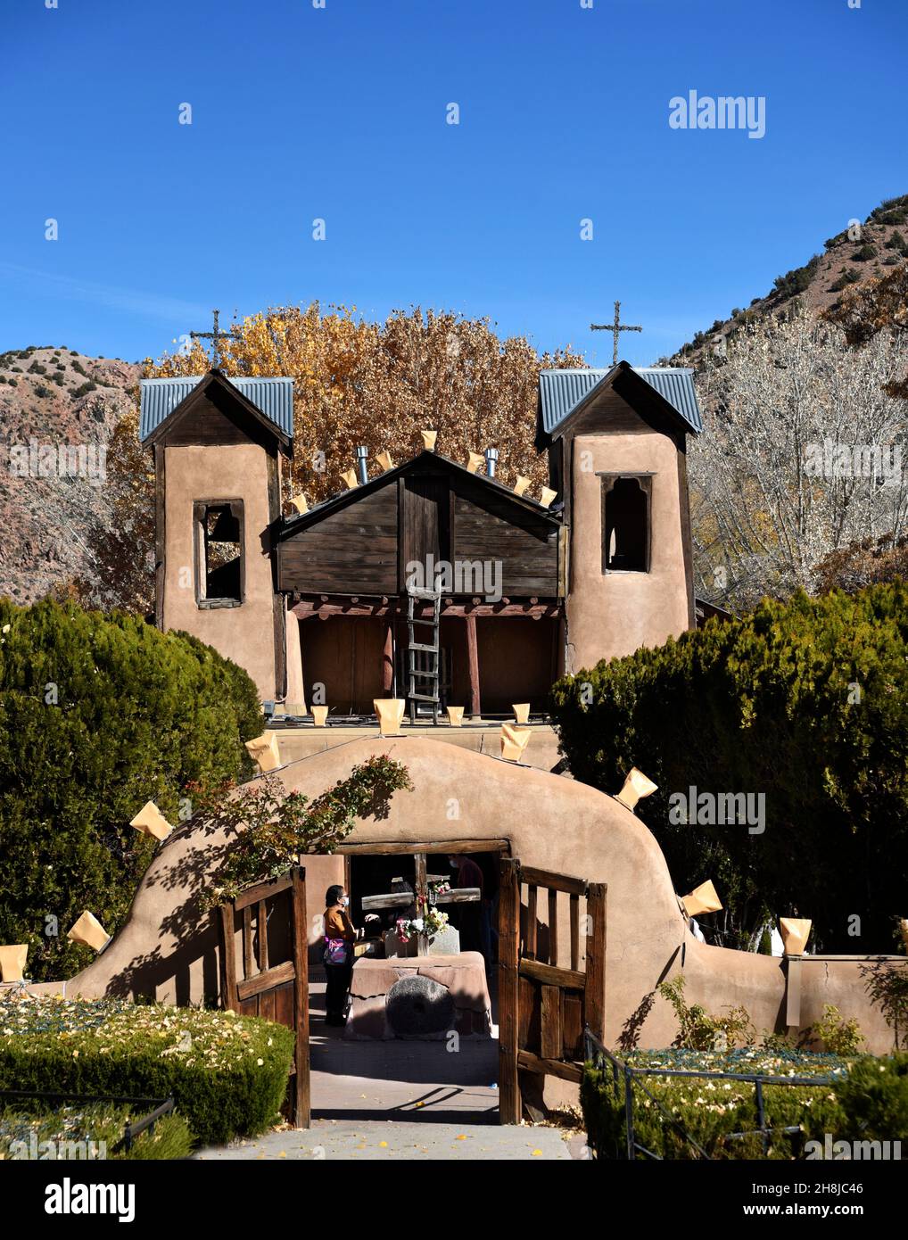 Der historische Santuario de Chimayo in New Mexico ist ein zeitgenössischer Wallfahrtsort, an dem die Gläubigen Schmutz erhalten, von dem man glaubt, dass er heilende Kräfte besitzt. Stockfoto