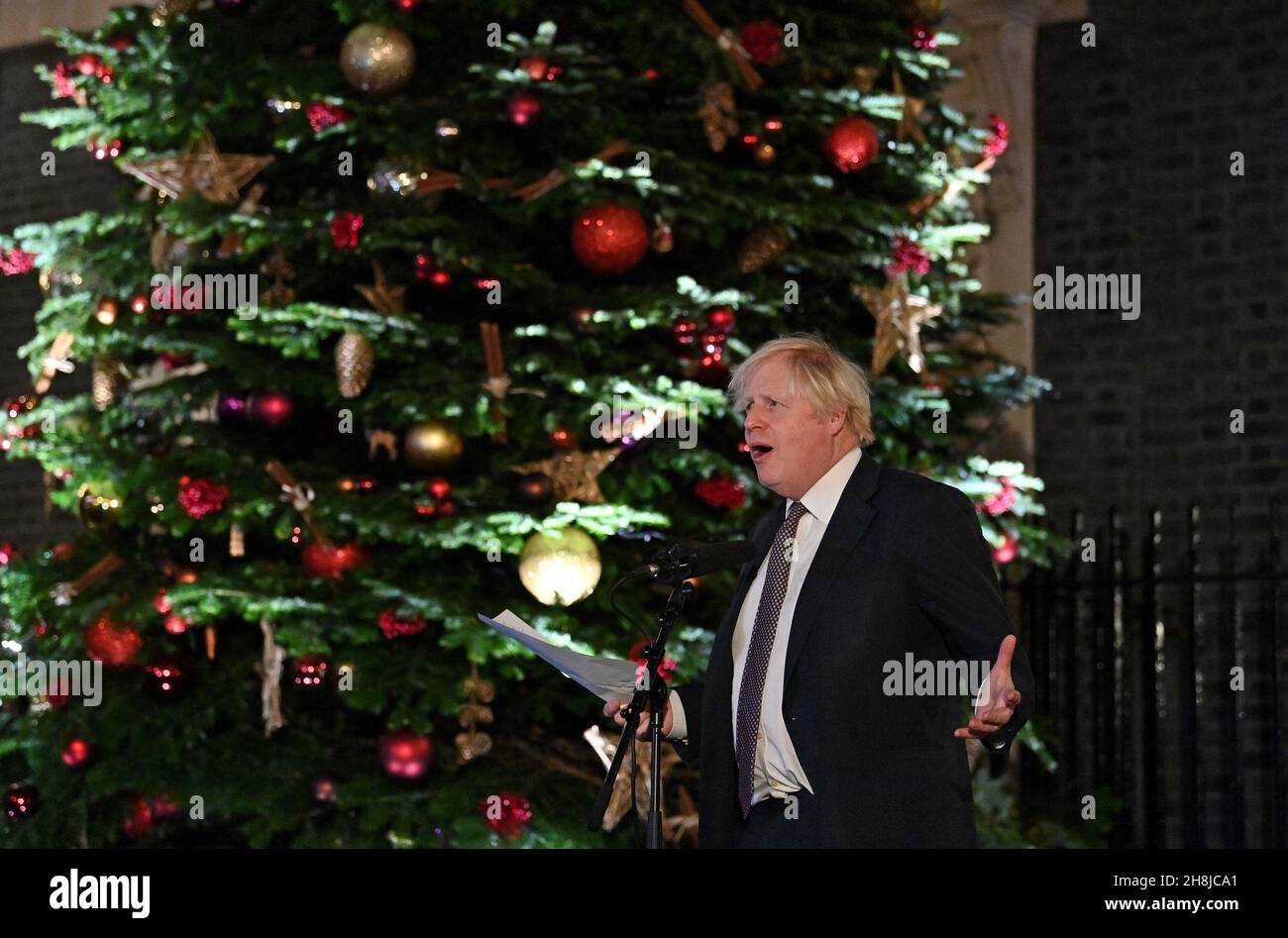 Premierminister Boris Johnson hält eine Rede, während er einen britischen Lebensmittel- und Getränkemarkt besucht, der in der Downing Street in London eingerichtet wurde. Bilddatum: Dienstag, 30. November 2021. Stockfoto