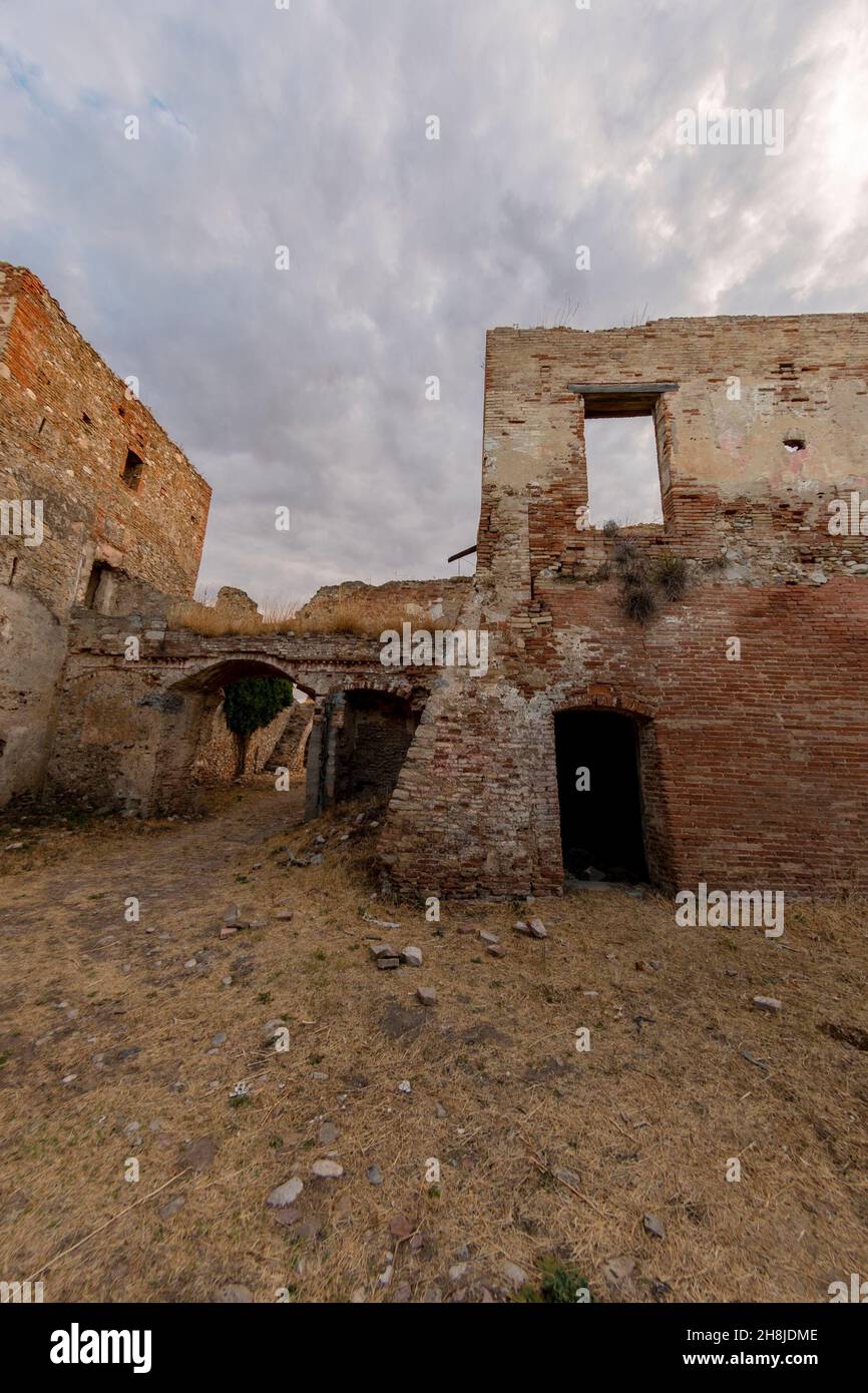 Ansicht der alten Abtei von Sant'Agata Martyre in Apulien - Italien Stockfoto