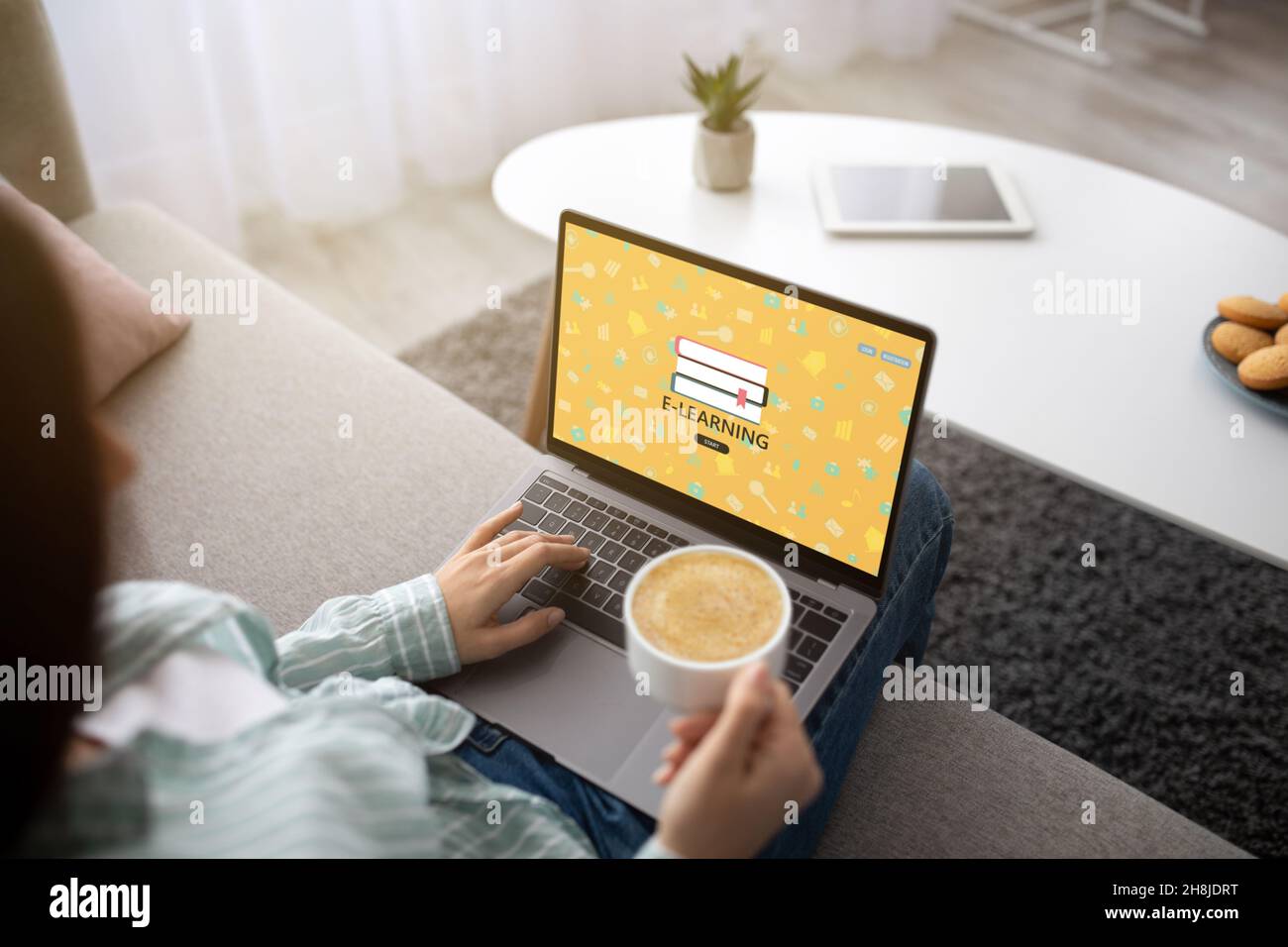 Frau Beim Surfen Im Bildungsprogramm Am Computer Während Des Studiums Mit Laptop Zu Hause Stockfoto