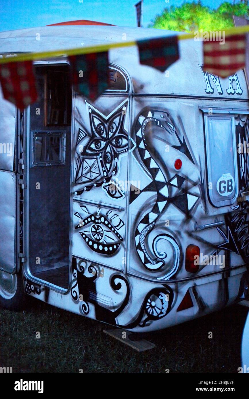 Psychedelischer Kunst-Graffiti auf Wohnwagen. Stockfoto