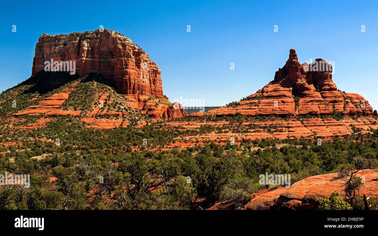 Gerichtsgebäude Butte und Bell Rock, Sedona, Arizona Stockfoto