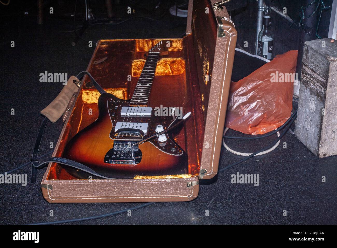 Farbe Schuss eine Vintage-Gitarre in einem Fall Stockfoto