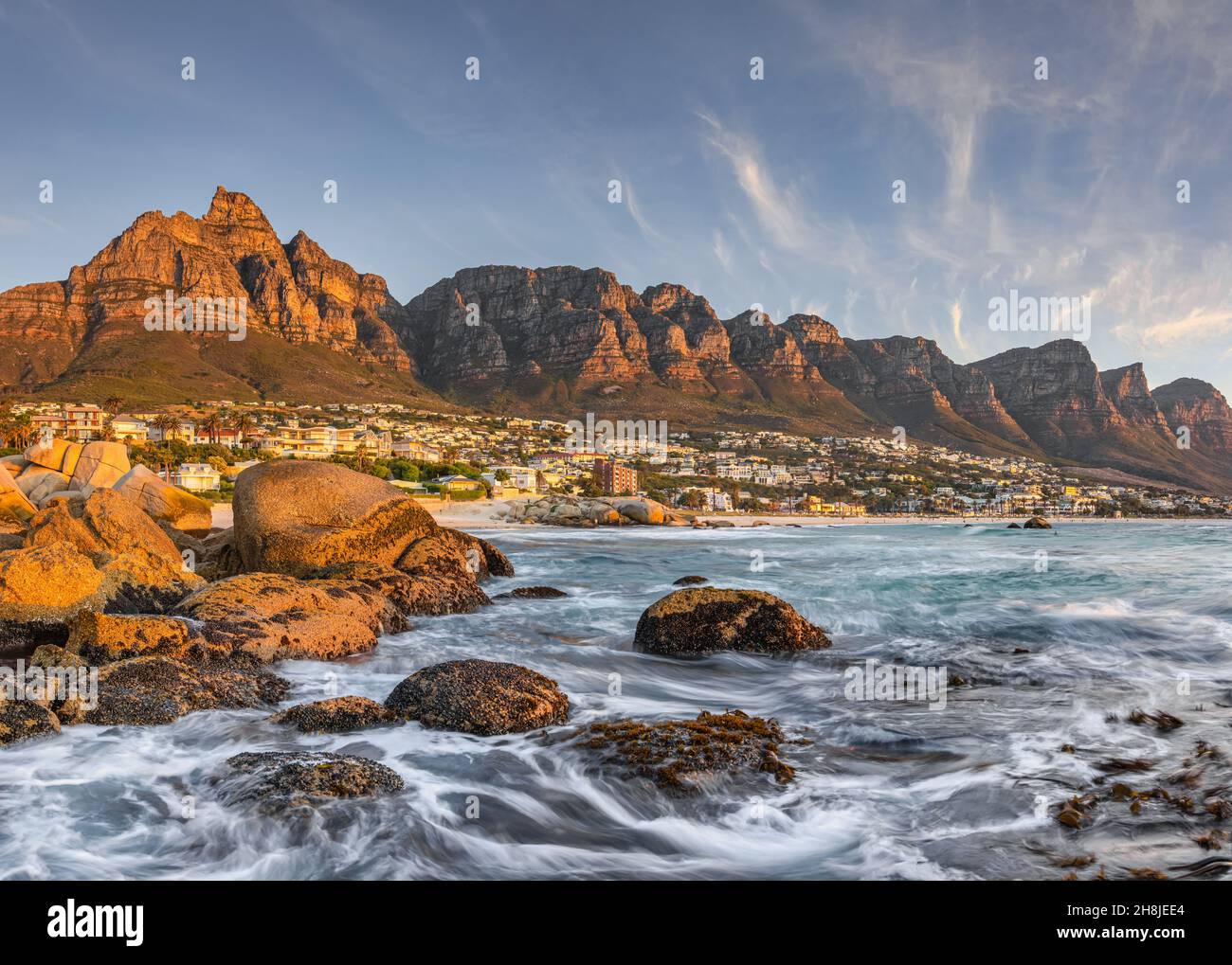 Sonnenuntergang in Camps Bay, Kapstadt mit den 12 Aposteln im Hintergrund Stockfoto