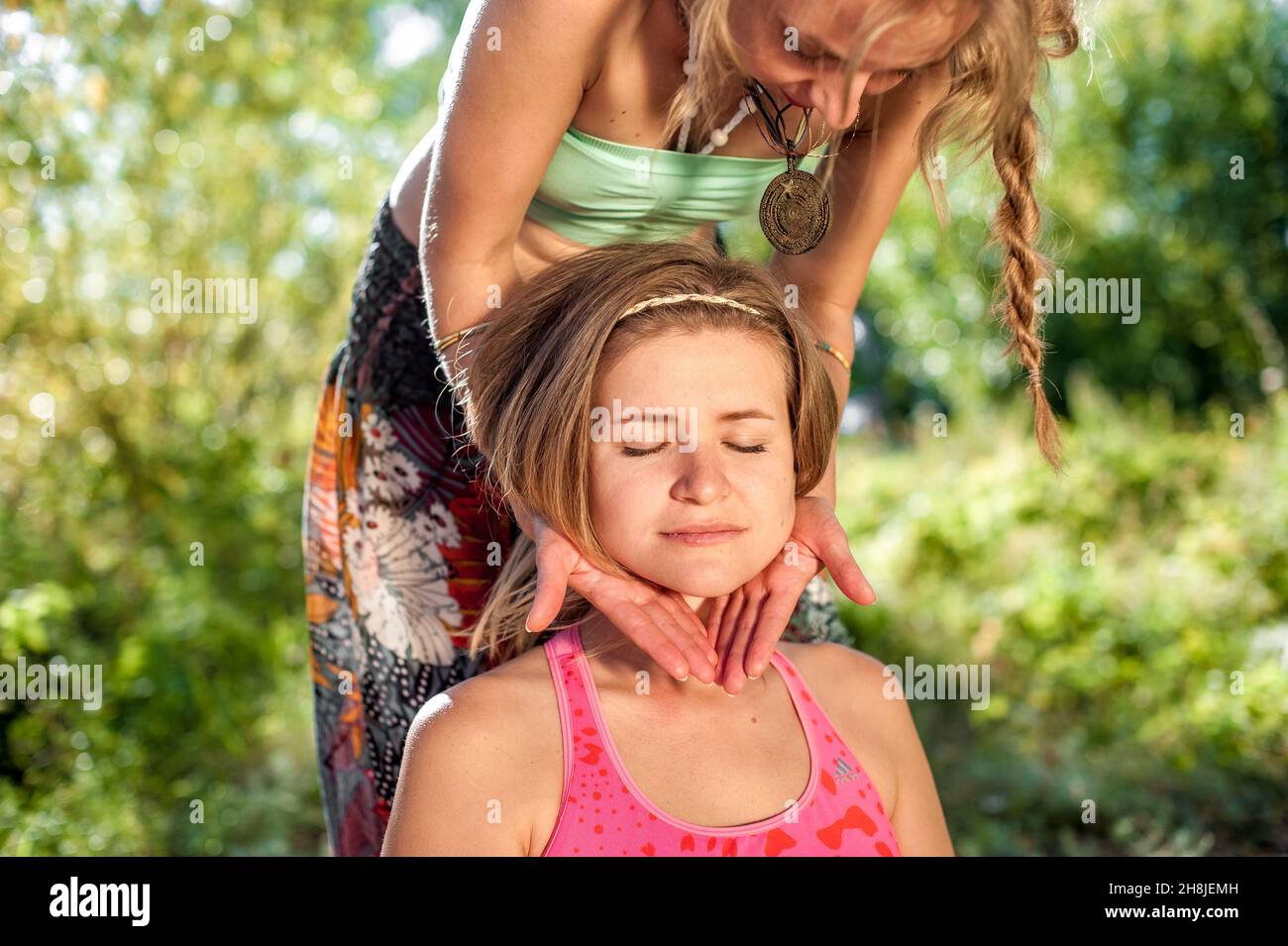 Master Massage Therapeut angemessen führt eine große Massage auf dem Waldboden. Stockfoto