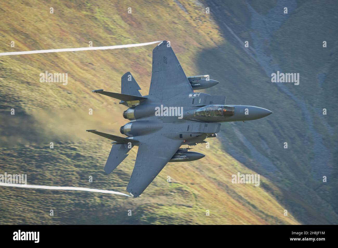 USAF F15 führt eine Low-Level-Sortie durch den Machloop im Snowdonia National Park Stockfoto