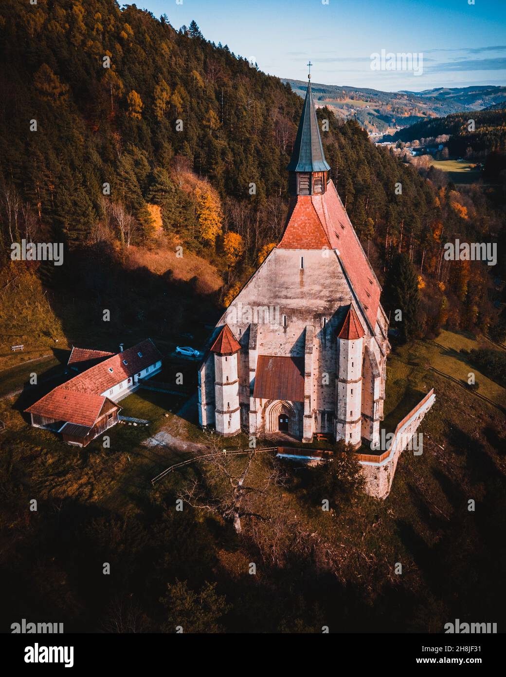 Die Wofgangskirche, eine gotische katholische Kirche im österreichischen Dorf Kirchberg am Wechsel Luftbild Stockfoto