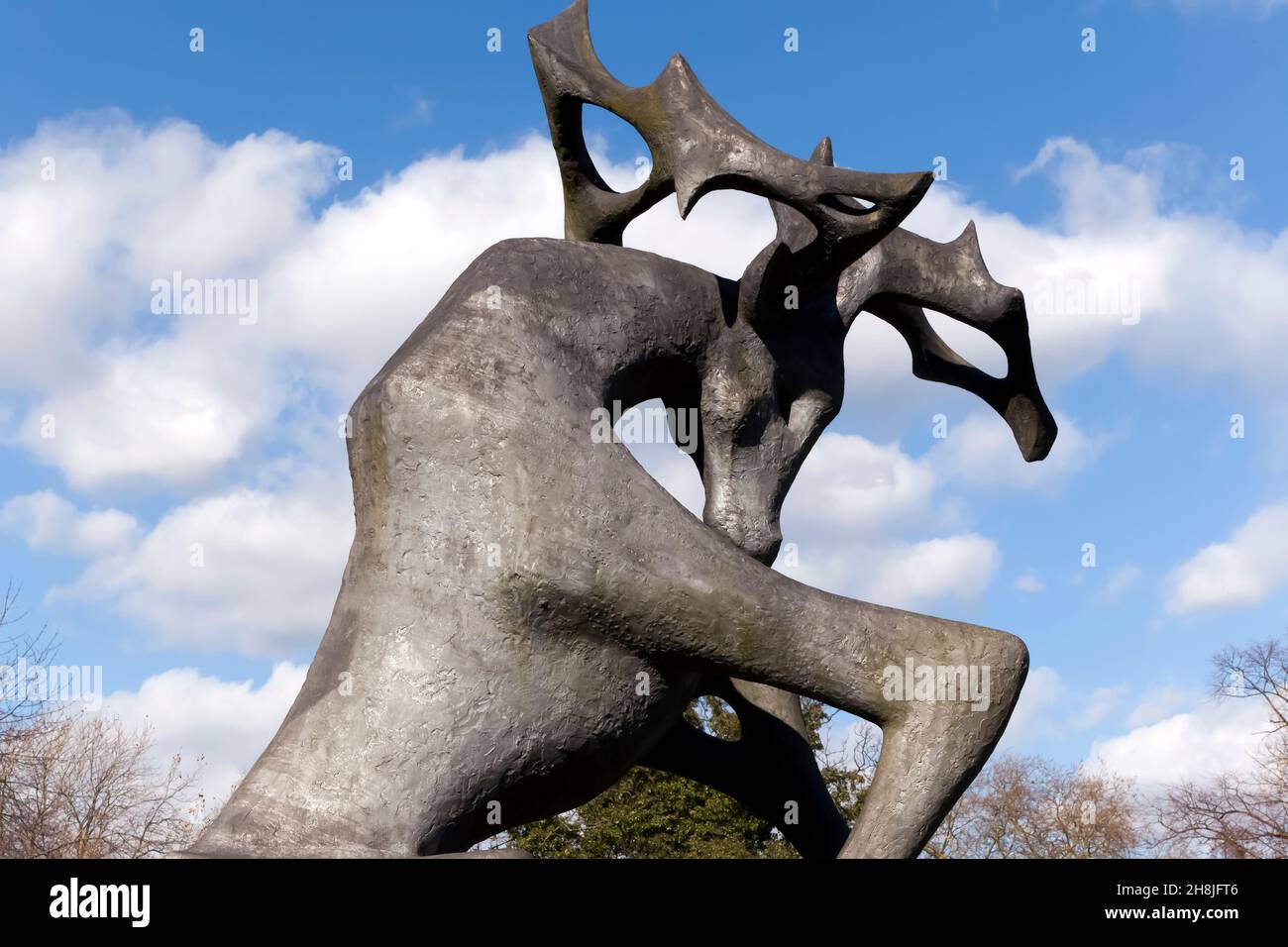 Nahaufnahme der riesigen Skulptur eines Hirsches von Edward Bainbridge Copnall, vor dem Lockmeadow Center, Maidstone, Kent, Großbritannien Stockfoto