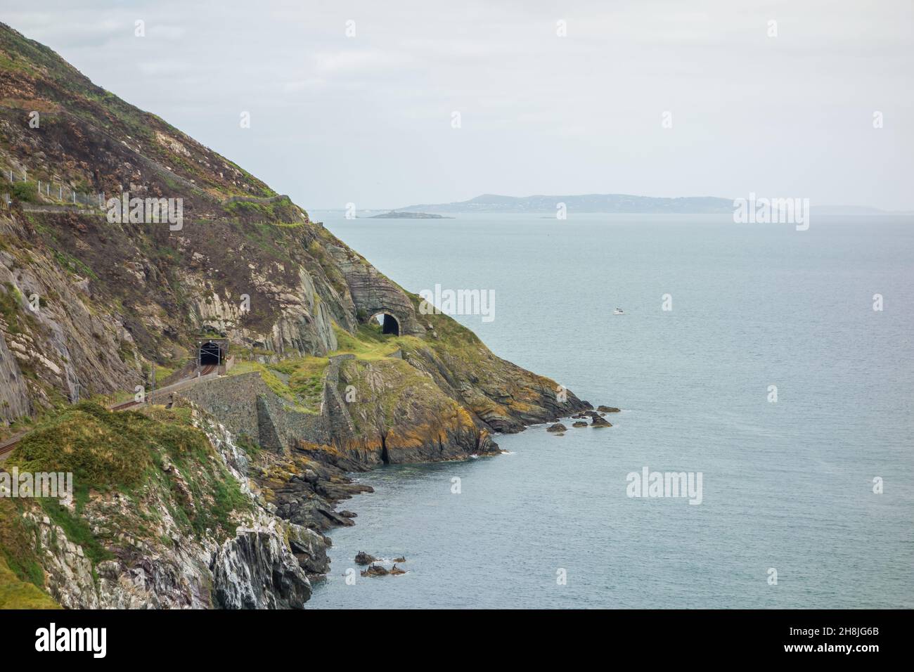 Küstenbahnlinie auf den Klippen zwischen Bray und Greystones in der Grafschaft Wicklow, Irland. Stockfoto