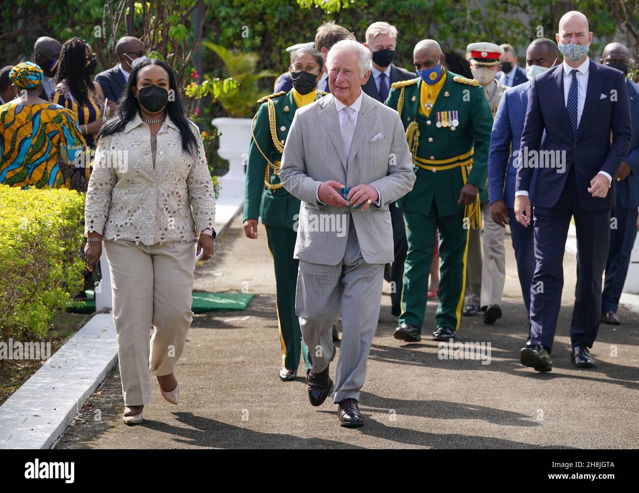 Der Prinz von Wales kommt in Begleitung von Resa Leyne (links), Barbados Protokollleiterin, zu einem Empfang, der vom Präsidenten der Republik im State House in Bridgetown, Barbados, veranstaltet wird, nach einer Zeremonie anlässlich des Übergangs des Landes zu einer republik innerhalb des Commonwealth. Bilddatum: Dienstag, 30. November 2021. Stockfoto