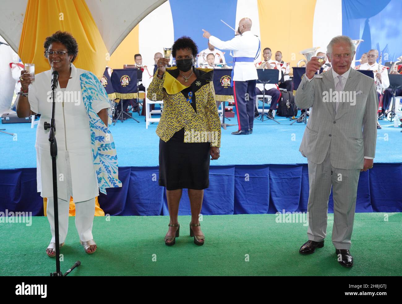 Der Prinz von Wales und die Präsidentin von Barbados, Sandra Mason (Mitte) und die Barbados-Premierministerin Mia Mottley (links), stoßen bei einem Empfang des Präsidenten der Republik im State House in Bridgetown auf die Nation an. Barbados nach einer Zeremonie anlässlich des Übergangs des Landes zu einer republik innerhalb des Commonwealth. Bilddatum: Dienstag, 30. November 2021. Stockfoto