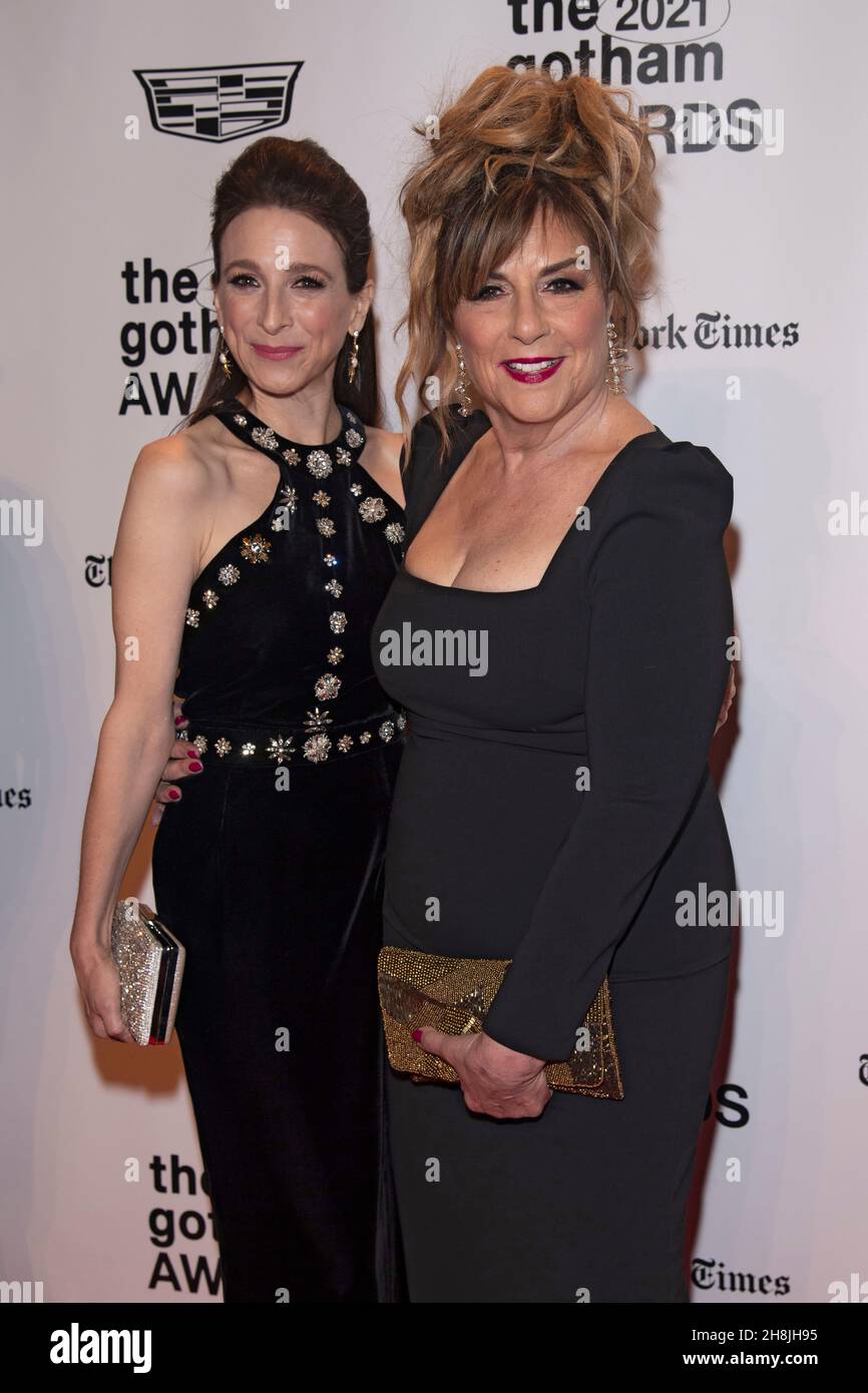 New York, Usa. 29th. November 2021. Marin Hinkle und Caroline Aaron nehmen an den Gotham Awards 2021 Teil, die das Gotham Film & Media Institute in der Cipriani Wall Street in New York City vergibt. Kredit: SOPA Images Limited/Alamy Live Nachrichten Stockfoto