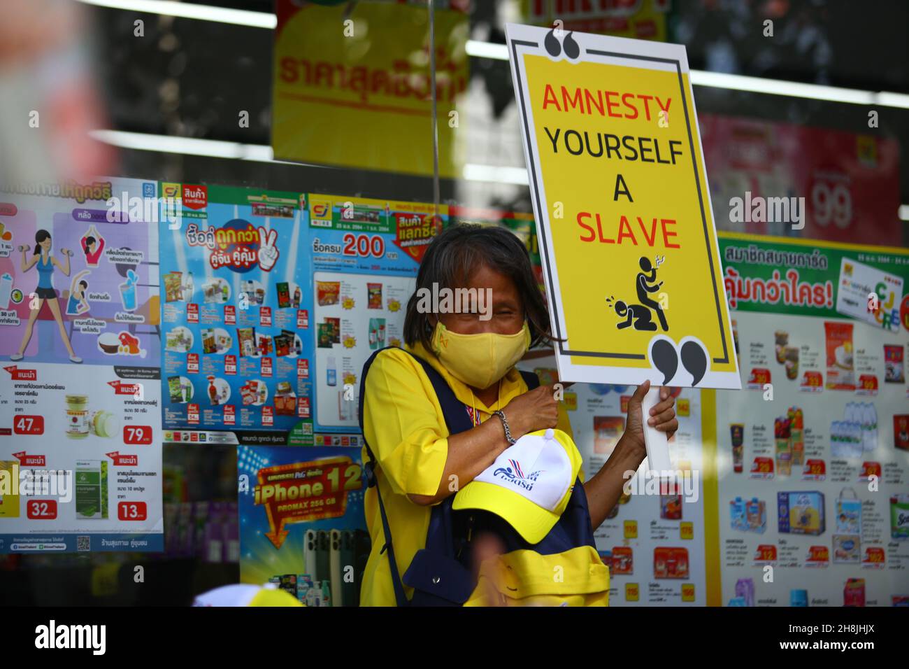 Bangkok, Bangkok, Thailand. 30th. November 2021. Die Gruppe der politischen Ideologie des Neofaschismus versammelte sich vor dem Silom-Komplex, um für die Ausweisung von Amnesty International Thailand aus Thailand zu werben. Mit Anschuldigungen der Verleumdung Thailands, nachdem Amnesty den jährlichen Thailand Human Rights Report vorgestellt hatte und nachdem Thailand auf der Universal Periodic Review Konferenz in Genf, Schweizerische Eidgenossenschaft, kritisiert wurde. (Bild: © Kan Sangtong/Pacific Press via ZUMA Press Wire) Stockfoto