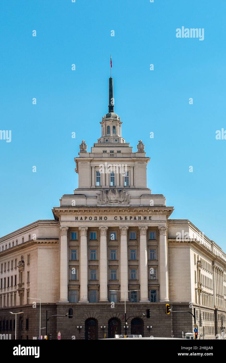 Sofia, Bulgarien - 13. März 2020: Bürohaus der Nationalversammlung, ehemaliges Haus der Kommunistischen Partei Bulgariens an der Unabhängigkeit Stockfoto