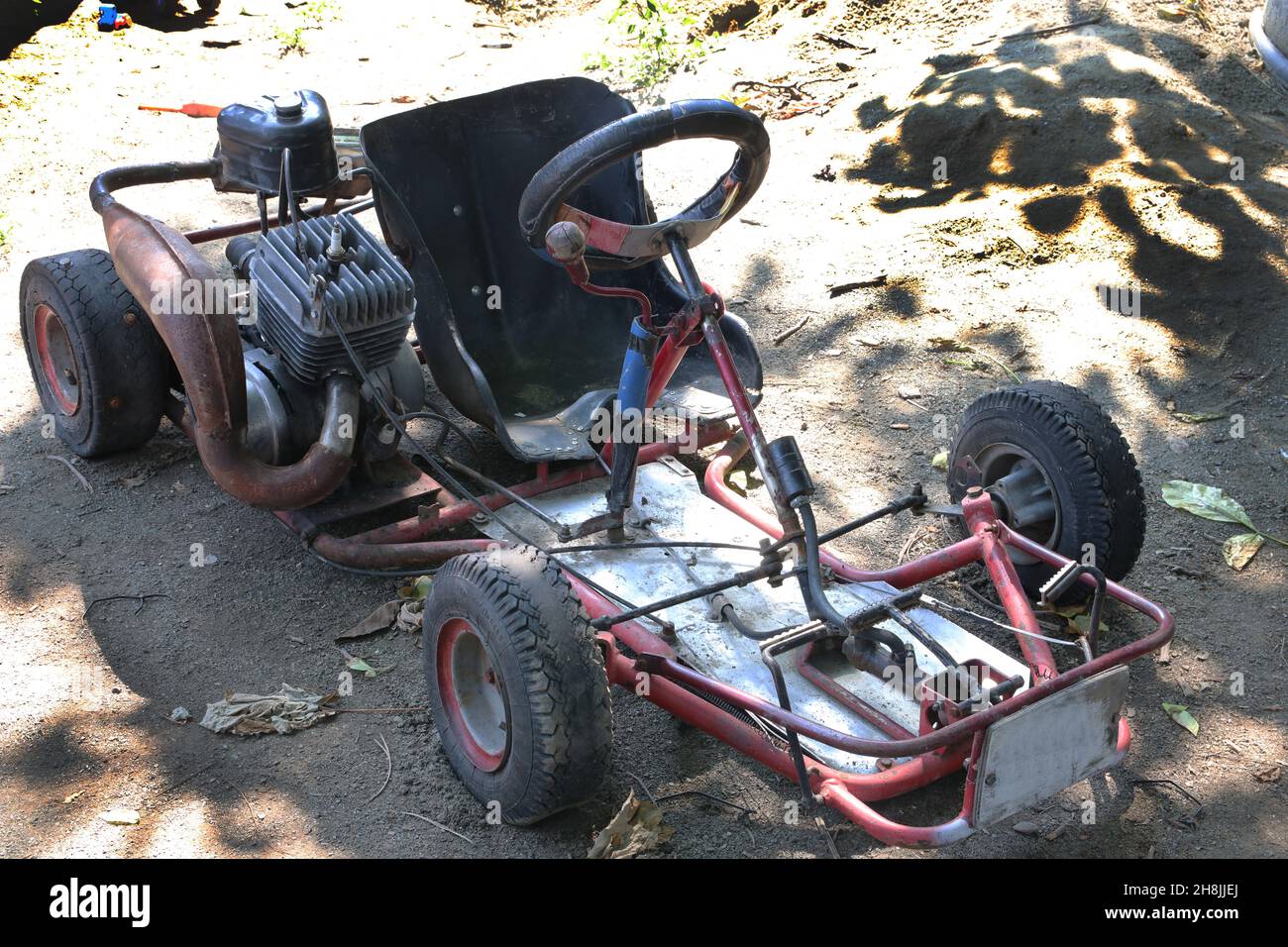 Alte Kart, kleiner Sportwagen. Dieser Kart wurde verwendet, um junge Athleten zu trainieren Stockfoto