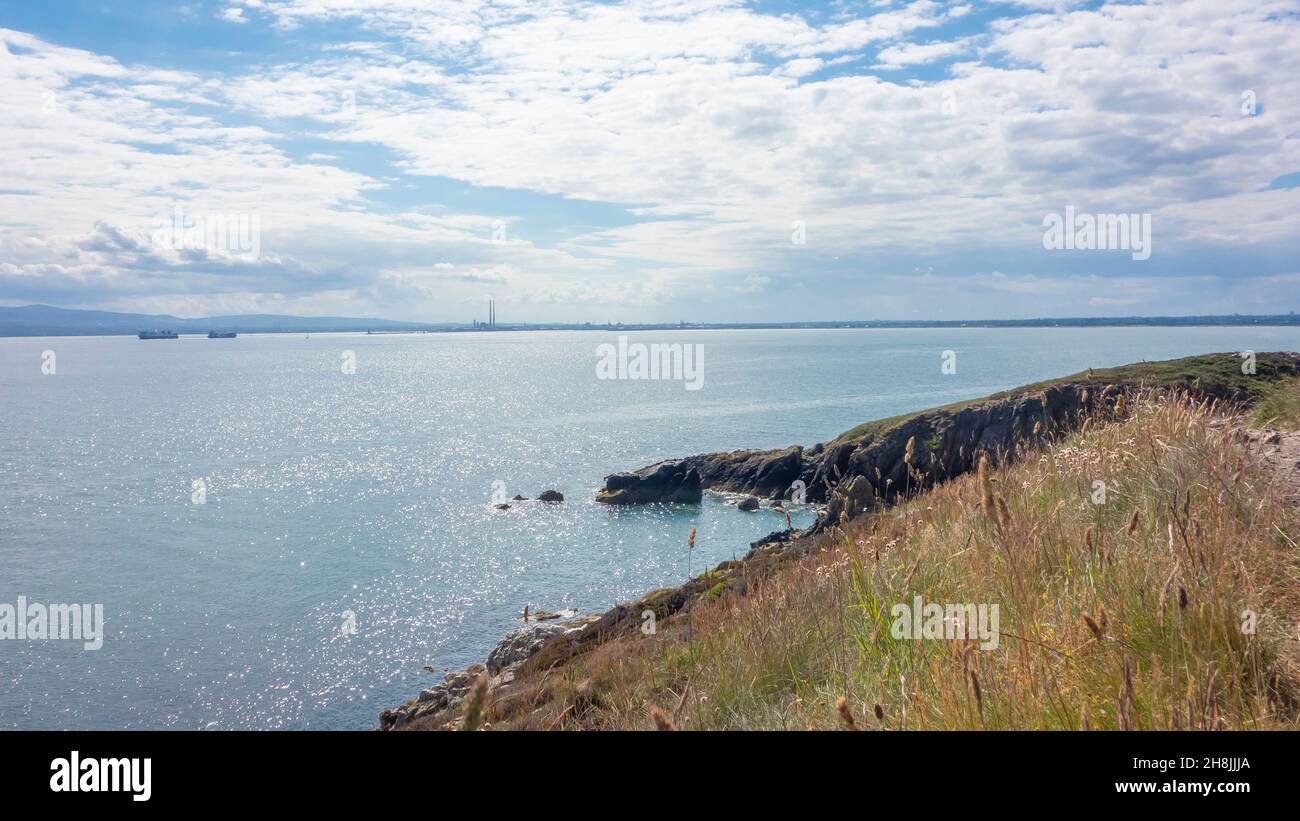 Blick auf die Bucht von Dublin an einem sonnigen Tag von Howth Head, County Dublin, Irland. Stockfoto