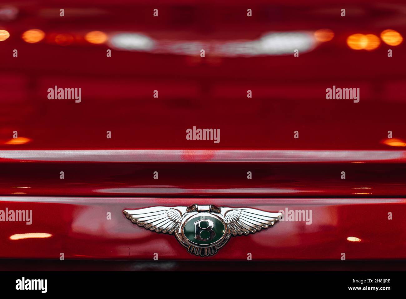 Silbernes, berühmtes Bentley-Logo auf der Vorderseite des roten Bentley Continental-Fahrzeugs. Bentley Motors Limited ist ein britischer Luxusautomatenhersteller Stockfoto