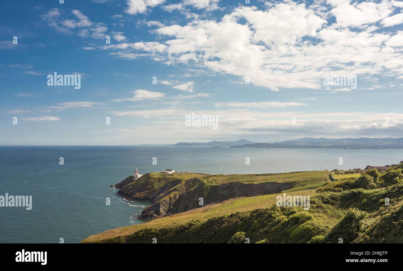 Blick auf die Bucht von Dublin an einem sonnigen Tag von der Halbinsel Howth Head in der Nähe von Dublin, Irland. Stockfoto