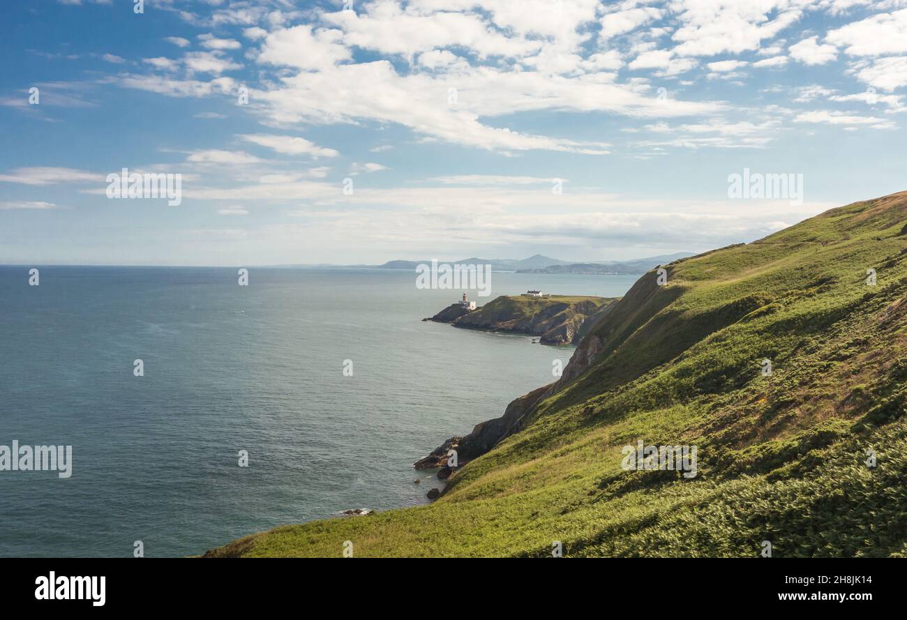 Blick auf die Bucht von Dublin an einem sonnigen Tag von der Halbinsel Howth Head in der Nähe von Dublin, Irland. Stockfoto
