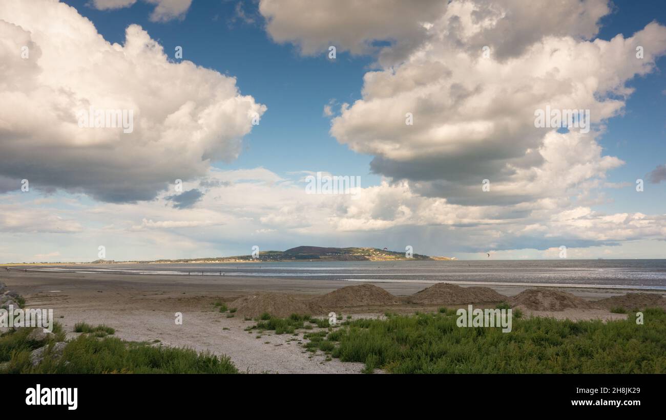 Eine Ansicht von Dollymount Strand, County Dublin, Irland. Howth Head Halbinsel kann in der Ferne gesehen werden. Stockfoto