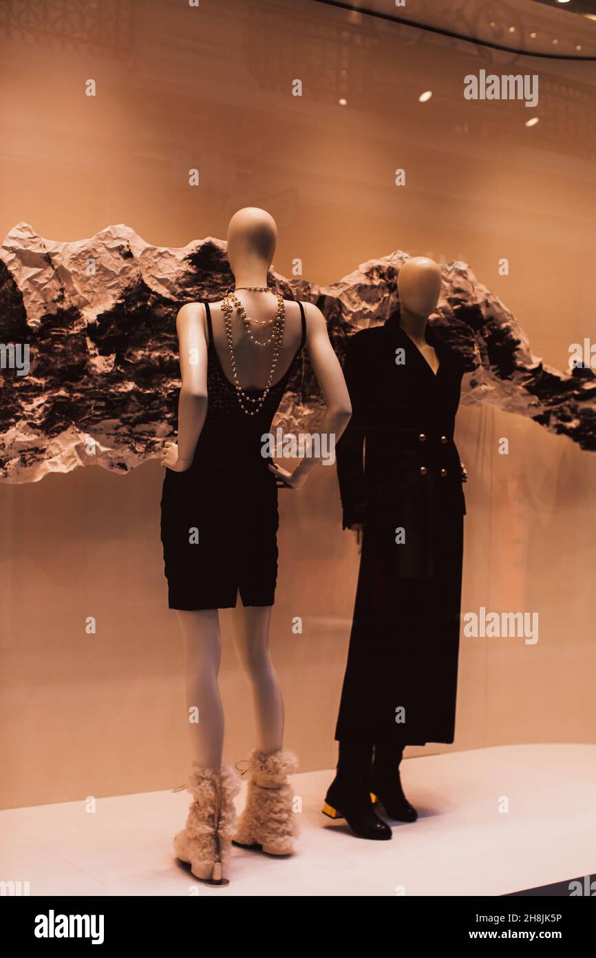 Zwei weibliche Modefiguren in eleganten schwarzen Outfits und warmen Schuhen. Herbst-Winter-Kollektion Stockfoto