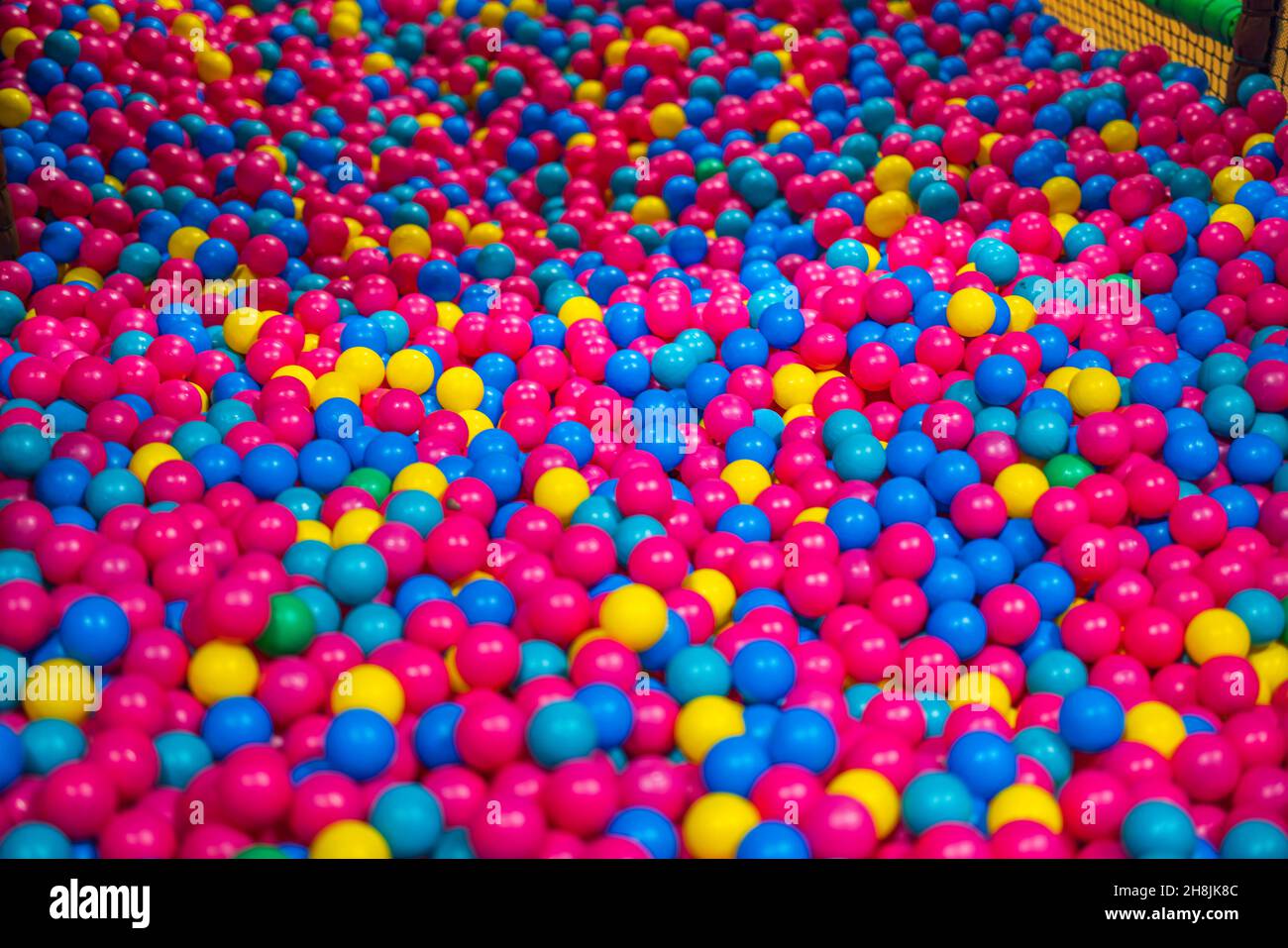 Schöne Aussicht auf mit Plastikkugeln Indoor Spielplatz im Aktivitätszentrum. Schweden. Stockfoto