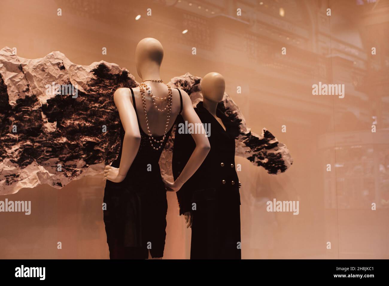 Zwei Modefiguren in eleganten schwarzen Outfits und Perlen. Herbst-Winter-Modekollektion im Schaufenster Stockfoto